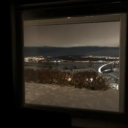 Moderne Og Trivelig Leilighet, Med Unik Utsikt